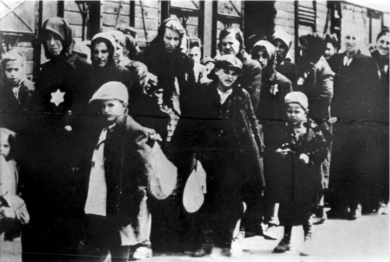 /images/Aktivitaeten/Heiligesjahr/Joden_wachtend_op_deportatie_van_Westerbork_naar_Auschwitz.png